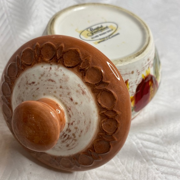 Pamela Gladding small serving pot with lid. - Picture 5 of 8